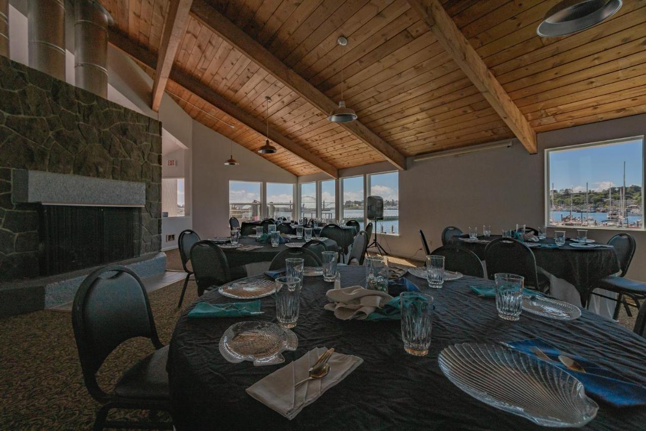 Embarcadero Resort Нюпорт Екстериор снимка