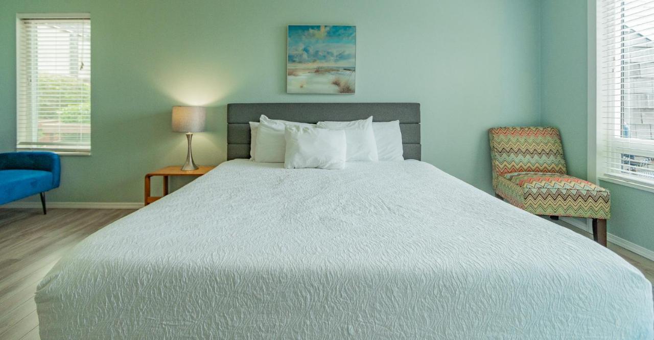 Embarcadero Resort Нюпорт Екстериор снимка